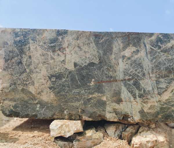 Quartz Block of Soda Feldspar used in various industrial applications