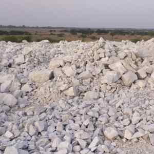 High-quality soda feldspar lumps for industrial use, offering strong durability and purity